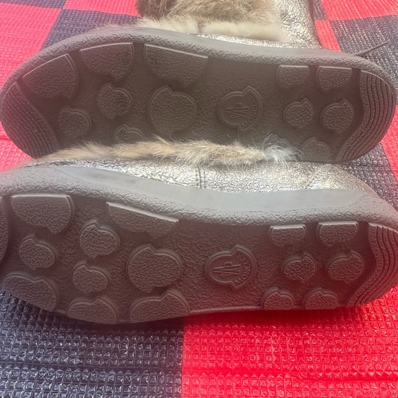 MONCLER Laced up Fur Boots in Gold size 6 (EU 36)
Made in Italy - Picture 9 of 15